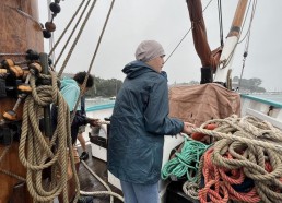 Elsa prépare l’amarrage du bateau