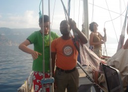 Maxime, Christophe et Nathalie préparent le bateau pour faire route sur la Corse…