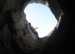 Les matelots visitent les grottes de Ponza