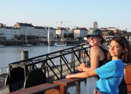 Maelle et Amandine contemplent Nantes