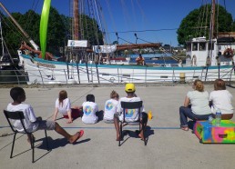 Les matelots s’installent pour le spectacle aérien