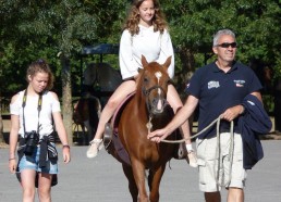 Lena en profite pour faire un tour de poney