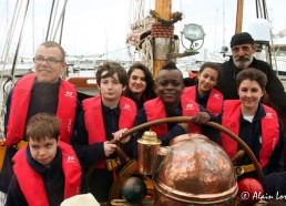 Pépo et ses matelots de juillet. Nathan, Pierre, Lenny, Emile,Joël, Romane, Cindy (de gauche à droite) - Photos © Alain LORET