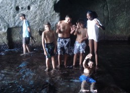 Les matelots visitent les grottes de Ponza