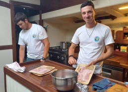 Erwann et Roméo préparent le 1er dîner