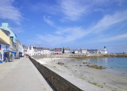 Quai et plage de l’île de Sein