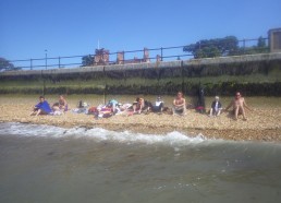 Les matelots à la plage