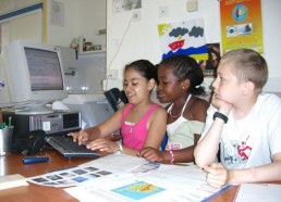 Les enfants travaillent sur les énigmes