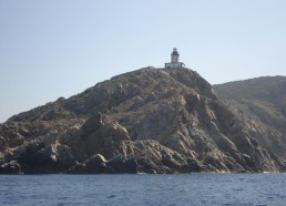 Le phare de La Revellata en surplomb de la base de La Stareso