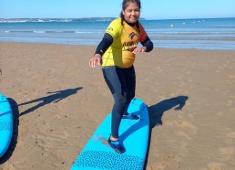 Bindiya debout sur sa planche