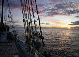 Levé du soleil en mer après une nuit de navigation