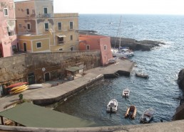 Le petit port de l’île de Ventotene 