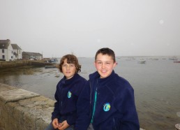 Steven et Gaël devant le port de l’île de Sein