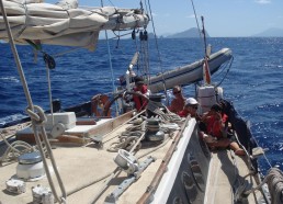 En navigation vers le volcan Stromboli…