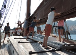 On descend la Grand’voile qui pèse plus d’une tonne