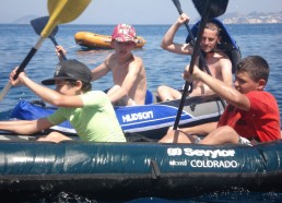 Les matelots partent explorer l’île de Palmarola en canoë 