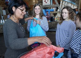 Sylvie la marraine de l’expédition remet des cadeaux aux matelots…