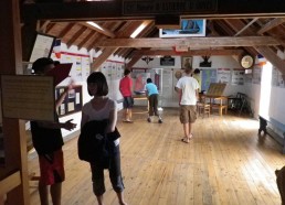 Les matelots visitent le musée de l’histoire de l’île de Sein 