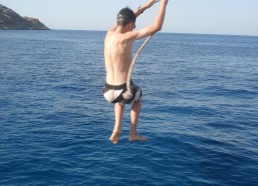 Mickaël fait des acrobaties pendant une baignade