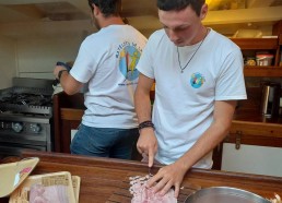 Erwann et Roméo préparent le 1er dîner