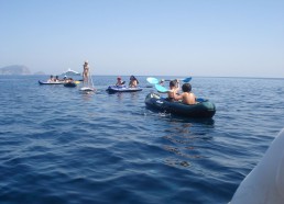 Les matelots partent explorer l’île de Palmarola en canoë 