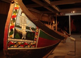 Les matelots découvrent une exposition du Port-musée