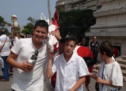 Florian, matelot de la vie 2010 et Régis, matelot de la vie 2009 posent devant l’aquarium de Monaco