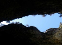 Cette faille entre les rochers ne ressemblerait pas à la Corse ?