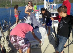 Les matelots sortent la voile de misaine