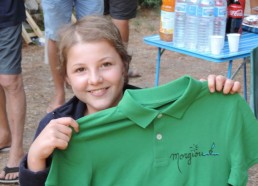 Amy avec son T-shirt de Morgiou