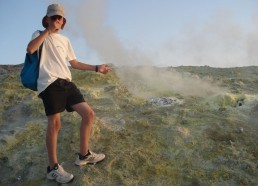 Mickaël et les fumeroles de souffre du volcan de « la Fossa »…
