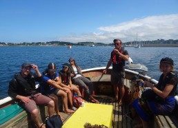 En route pour l’île de Stagadon, à bord de la Baleinière prêtée par l’AJD