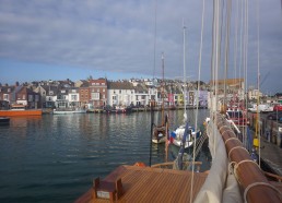 Le Bora Bora dans le port de Weymouth