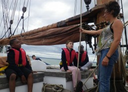 Mélie marin second donne les consignes pour hisser les voiles