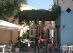 Une terrasse ombragée dans une ruelle de Ventotene 