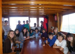 Les matelots et les jeunes Sénans à bord du Bora Bora