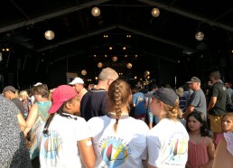 Bindiya, Ilina et Lucie écoutent le concert