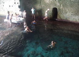 Les matelots visitent les grottes de Ponza