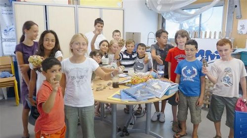 jeudi, Alexandre et Florian ont fait part de leur riche expérience de matelots à de nombreux enfants au centre de découverte du monde marin.(Photo Y.D.)