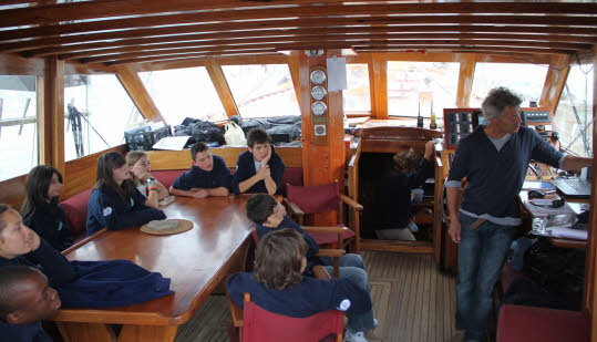 Les Matelots de la vie sont attentifs aux consignes données par le capitaine du bateau, Jean-Christophe Lefevre.
