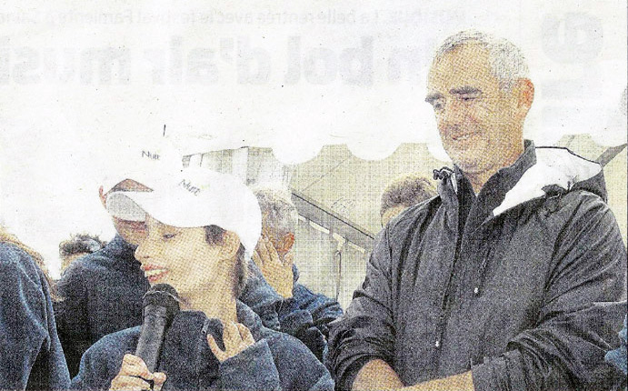 Loïck Peyron écoute Mathilde raconter sa vie à bord du "Bora Bora" 