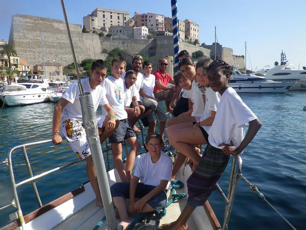 Photo : Escale sur le quai d'honneur avant une plongée à la Revellata avec Pierre Lejeune de la Stareso.C.A.