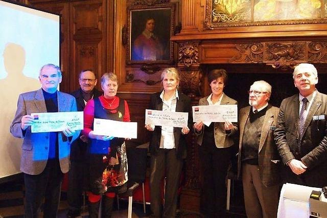 Les membres du Lions Club redistribuent l'argent qu'ils collectent au cours de leurs actions caritatives., Ouest France 07 février 2012