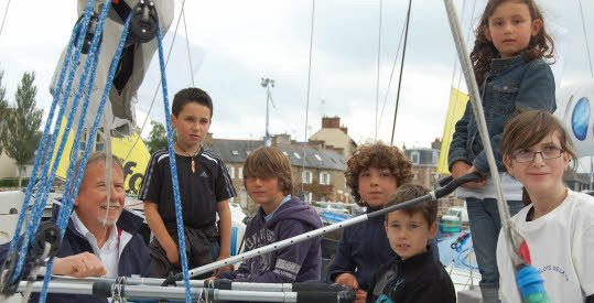 Hier après-midi, les enfants suivis par le service pédiatrie de l'hôpital Max Querrien ont pu embarquer à bord d'un des bateaux de la Solitaire du Figaro.