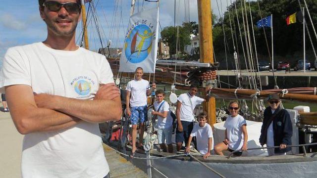 Yann Gouriou, responsable d'expédition, avec sur le bateau : Thomas, Matthieu, Reda, Nathan, Sindy et Nicolas, lors de leur escale pornicaise, samedi