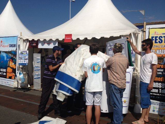 Lors du record SNSM ce week-end, le jeune Nathan, de l'expédition 2013, a remis des voiles usagées à l'équipe des travailleurs de l'ESAT présente sur le stand 15marins. Ces voiles serviront à confectionner de superbes sacs 15marins, vendus au profit des travailleurs handicapés de l'ESAT Marie Moreau.