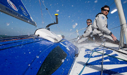 Yoann Richomme, skipper Macif 2014 (au premier plan sur la photo), et Fabien Delahaye, skipper Macif 2012, naviguent ensemble à l'occasion de la 12e de la Transat AG2R-La Mondiale.