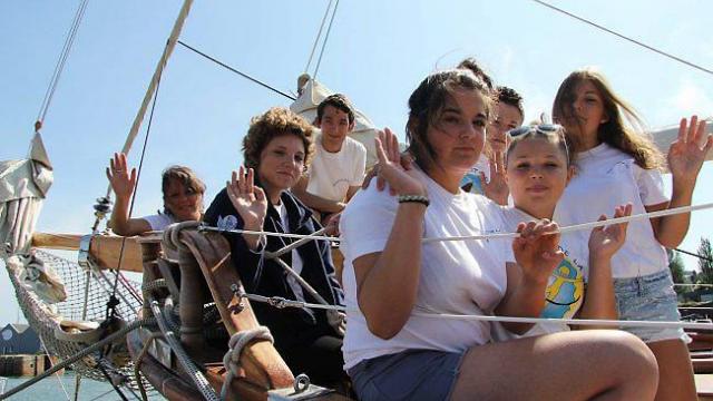 Hier matin, à bord du « Bora-Bora », les matelots de la vie (Lynn, Camille (2), Thomas, Marie, Sophie, Mustafa et Charlène) transmettaient toute leur joie de vivre et de partager cette aventure unique, via internet, avec les enfants hospitalisés. Ouest France, 19 juillet 2014