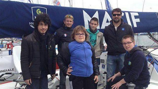 Avant le départ de la Transat AG2R, les matelots sont allés à la rencontre des skippers Fabien Delahaye (à gauche, lunettes de soleil) et Yoann Richomme. Ouest France 12 Avril 2014