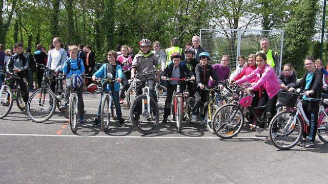 Les élèves de l'école de Saint-Jean qui ont participé à la randonnée VTT. Ouest France 26 avril 2014